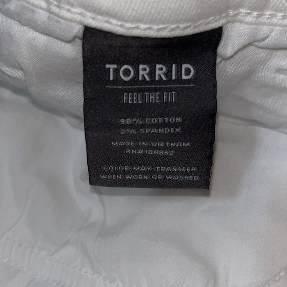 Torrid Feel The Fit White Denim Jean Shorts with Frayed Hem Size 22 - Picture 4 of 5